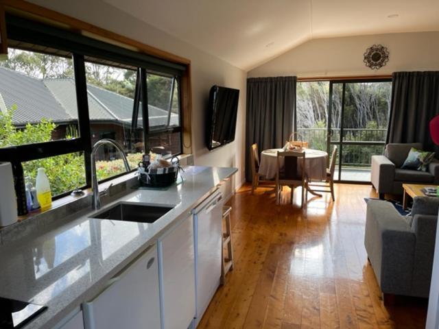 Treetops Cottage At The Castle Whitianga Esterno foto